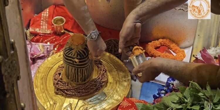 पवित्र श्रावण मास, द्वितीय सोमवार, 21 जुलाई 2025 को प्रातः कालीन बेला में भगवान श्री काशी विश्वनाथ जी की मंगला आरती।