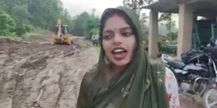 सरकार झुकती है, झुकाने वाला चाहिए!!  मध्यप्रदेश के सीधी जिले में सड़क के मांग को लेकर वायरल लीला साहू ने साबित कर दिया कि अपने हक अधिकार की भीख मत मांगो*