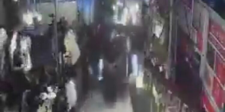 देखिऐ  VIDEO बेकाबू कार एक रेस्टोरेंट में घुस गई। खाना खा रहे कस्टमर्स ने भागकर जान बचाई। कोई घायल नहीं है।