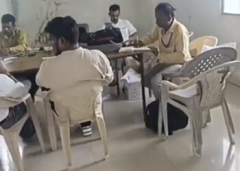 अमानगंज तहसील के नाजिर को 2000 रुपए की रिश्वत लेते लोकायुक्त टीम ने रंगे हाथों दबोचा अपने ही कार्यालय के चपरासी से जीपीएफ एवं वेतन के लिए मांगी थी 5000 की रिश्वत।