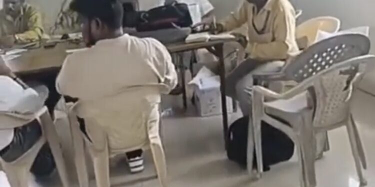 अमानगंज तहसील के नाजिर को 2000 रुपए की रिश्वत लेते लोकायुक्त टीम ने रंगे हाथों दबोचा अपने ही कार्यालय के चपरासी से जीपीएफ एवं वेतन के लिए मांगी थी 5000 की रिश्वत।