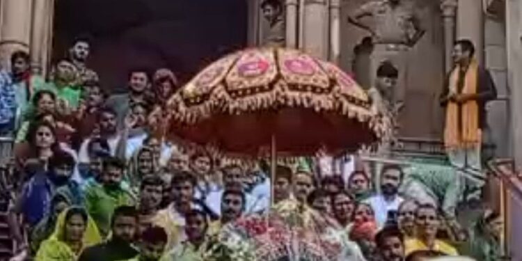 श्री राधारानी सफेद छतरी में आती है दिव्य दर्शन ढोला के साल में 3 बार होते हैं श्री राधारानी के दर्शन दर्शन करे राधे राधे बोले