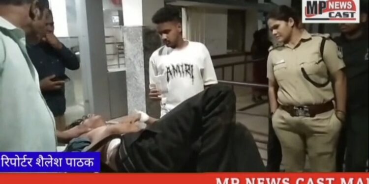 *कटनी ब्रेकिंग -*  *देर रात कटनी चौपाटी में तीन युवकों के ऊपर तीन अन्य युवकों ने चाकू से किया हमला, तीन युवक के ऊपर दनादन चाकू से हमला पर दो लोगों की हुई मौत,*