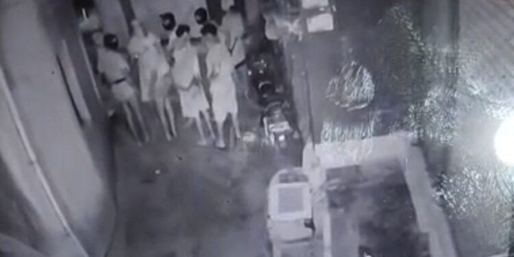 *चड्डी बनियान गैंग ने ज्वेलर्स शॉप में लूटने का किया प्रयास देखे वीडियो रीठी थाने क्षेत्र का मामला*