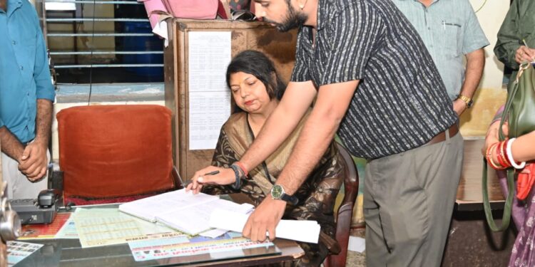 नगरपालिक निगम कटनी  महापौर श्रीमती सूरी ने निगम के आपदा नियंत्रण कक्ष का किया औचक निरीक्षण  सजगता और तत्परता से दायित्वों का निर्वहन करने दिए निर्देश