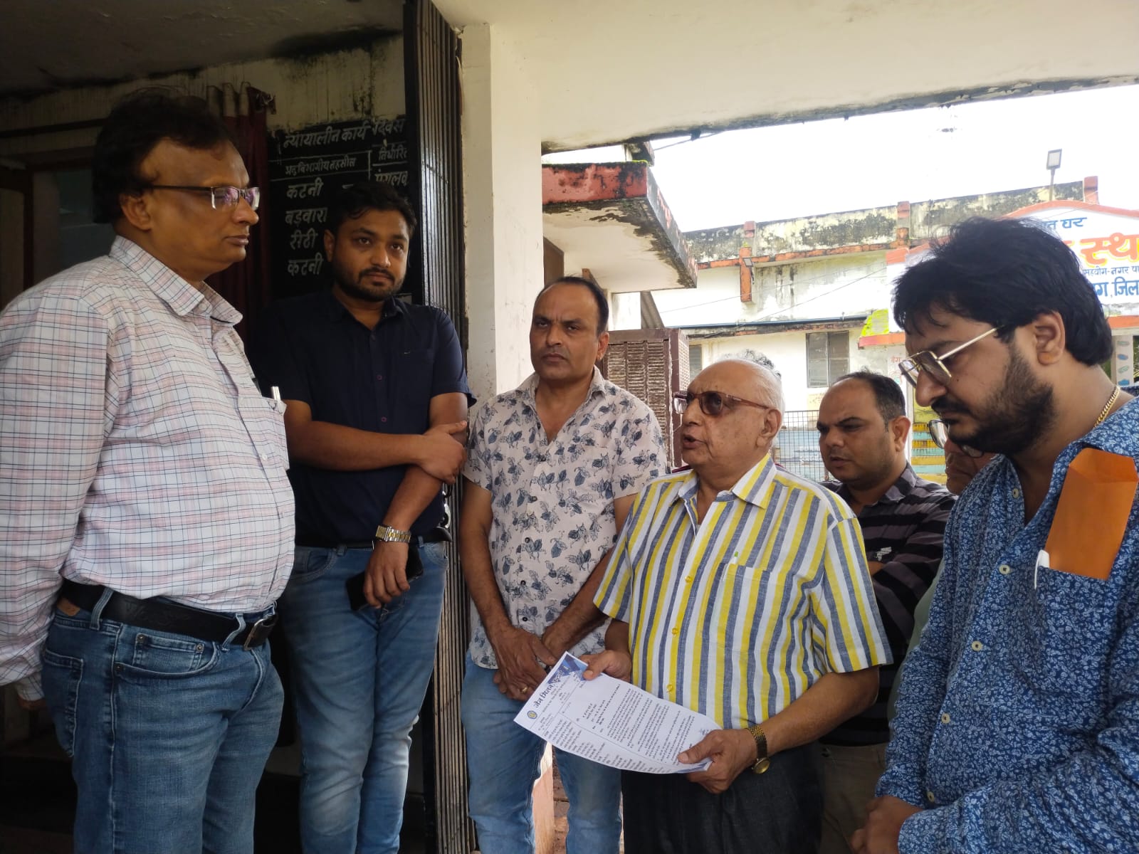 कटनी जैन मिलन संस्था द्वारा अनुविभागीय अधिकारी श्री प्रदीप मिश्रा को गिरनार तीर्थ क्षेत्र की 5 वीं टोंक पर जैन धर्मलम्बियों को पूजन का अधिकार देने बावत् ज्ञापन सौपा गया