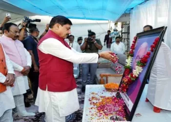 विदेश से लौटते ही ससुराल पहुंचे CM डॉ. मोहन, नम आखों से स्वर्गीय ससुर को दी श्रद्धांजलि