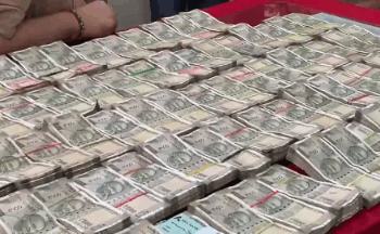 हवाला का पैसा GRP ने 35 लाख रुपये के साथ एक एजेंट को दबोचा इनकम टैक्स की टीम कर रही गहन जांच