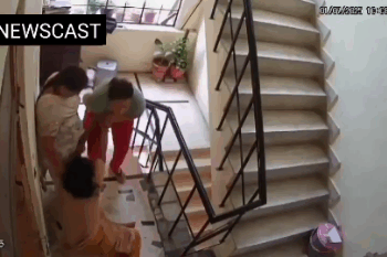 सॉफ्टवेयर इंजीनियर बहू ने सास को बेरहमी से पीटा, CCTV फुटेज आया सामने।