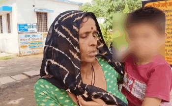 एक बार फिर डॉक्टर रहे नदारद, घंटों वृद्ध महिला पोते को गोद मैं लिए इलाज के लिए भटकती रही,,,