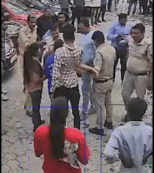 ASI ने युवक को पीटा, बचाव में आई युवती को भी मारा मुक्का, पैर टकराने को लेकर हुआ आक्रोशित