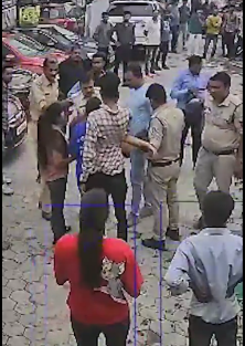 ASI ने युवक को पीटा, बचाव में आई युवती को भी मारा मुक्का, पैर टकराने को लेकर हुआ आक्रोशित