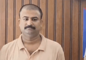 खुद को सीबीआई अफसर बताकर पुलिस की वर्दी में लोगों से ठगी करने वाले एक फर्जी अधिकारी को वृंदावन पुलिस ने गिरफ्तार कर लिया है।