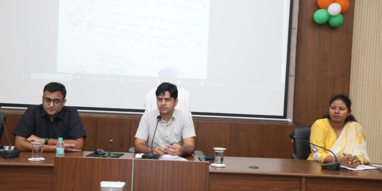 कलेक्टर श्री यादव ने माइनिंग कॉन्क्लेव की तैयारियों के संबंध में की चर्चा टीएल बैठक में सीएम हेल्पलाइन, समय-समय पत्रों एवं उर्वरक उपलब्धता की समीक्षा कर अधिकारियों को दिये दिशा-निर्देश