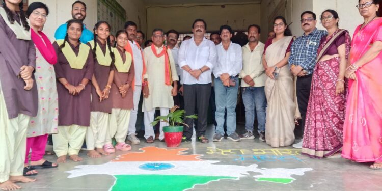 विधायक श्री जायसवाल की मौजूदगी में ग्राम पहाड़ी में निकली भव्य तिरंगा यात्रा