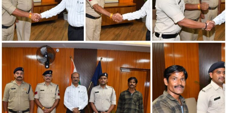 अपनी जान को जोखिम में डाल कर सराहनीय कार्य करने पर तीन पुलिस कर्मचारियों एवं एक प्राइवेट व्यक्ति को पुलिस महानिदेशक श्री कैलाश मकवाणा द्वारा उत्साहवर्धन हेतु नगद पुरस्कृत किया गया।