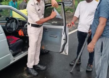 छिंदवाड़ा पुलिस की कार्रवाई 🚔  काली फिल्म लगी कारों व मोडिफाइड सायलेंसर पर विशेष अभियान 🚨 📌 52 कारों से काली फिल्म हटाई 📌 06 बुलेट से सायलेंसर निकाले 📌 कुल 125 वाहनों पर चालानी कार्रवाई 📌 ₹56,400/- समंस शुल्क वसूला  👉 नियम तोड़ने वालों पर सख़्त कार्यवाही जारी रहेगी।