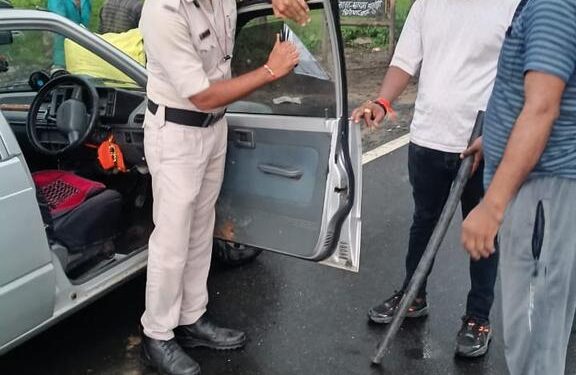 छिंदवाड़ा पुलिस की कार्रवाई 🚔  काली फिल्म लगी कारों व मोडिफाइड सायलेंसर पर विशेष अभियान 🚨 📌 52 कारों से काली फिल्म हटाई 📌 06 बुलेट से सायलेंसर निकाले 📌 कुल 125 वाहनों पर चालानी कार्रवाई 📌 ₹56,400/- समंस शुल्क वसूला  👉 नियम तोड़ने वालों पर सख़्त कार्यवाही जारी रहेगी।