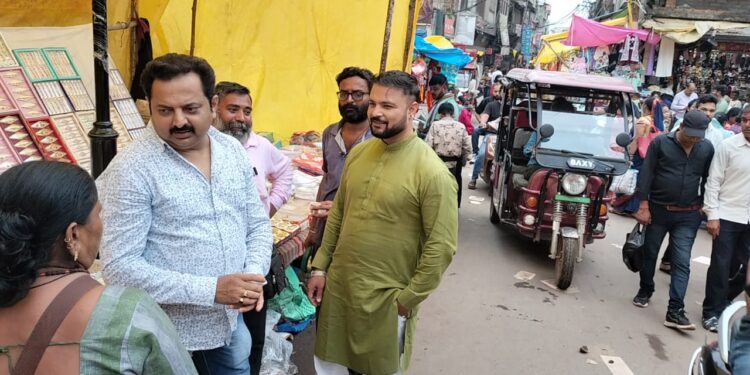 निगमाध्यक्ष मनीष पाठक नें रक्षाबंधन के पूर्व सुभाष चौक मुख्य बाजार का किया निरीक्षण,शहर के नागरिकों एवं व्यापरियों से की चर्चा