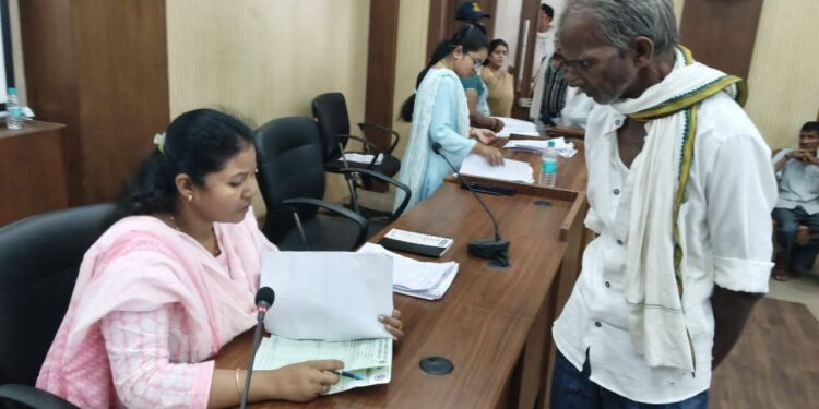 जनसुनवाई में अधिकारियों ने सुनीं 172 आवेदकों की समस्याएं