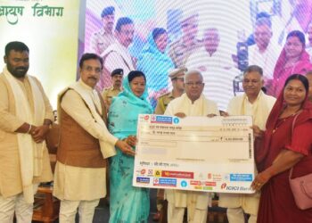 लोगों को विवाह के पहले सिकल सेल एनीमिया आनुवांशिक कार्ड का मिलान करना चाहिए – राज्यपाल श्री पटेल  सिकल सेल एनीमिया के उन्मूलन के लिए सक्रिय जनभागीदारी आवश्यक है – राज्यपाल श्री पटेल  मंडला में परंपरागत चिकित्सा का स्वास्थ्य संवर्धन में योगदान एवं सिकल सेल एनीमिया प्रबंधन का एक दिवसीय कार्यशाला में हुए शामिल