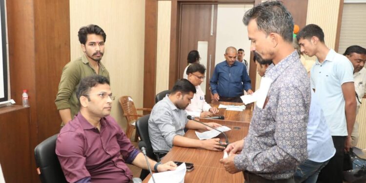 जनसुनवाई में नवपदस्‍थ अपर कलेक्‍टर ने सुनीं 123 आवेदकों की समस्याएं