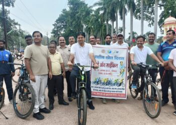 तीन दिवसीय खेल गतिविधियों का समापन कलेक्टर के नेतृत्व में छत्रसाल पार्क से निकाली गई साईकिल रैली