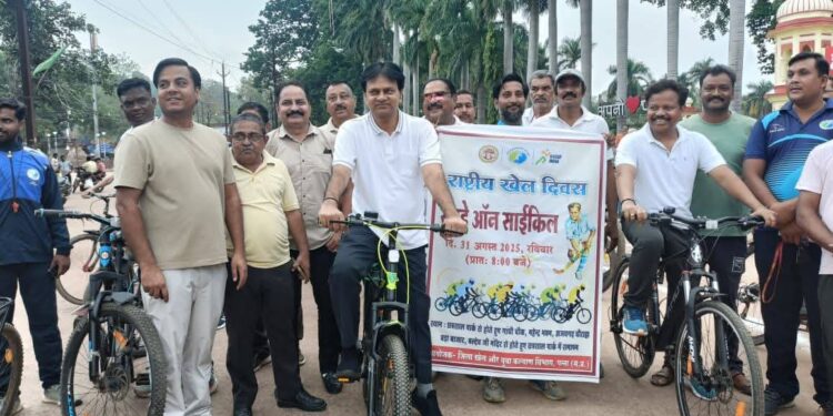तीन दिवसीय खेल गतिविधियों का समापन कलेक्टर के नेतृत्व में छत्रसाल पार्क से निकाली गई साईकिल रैली