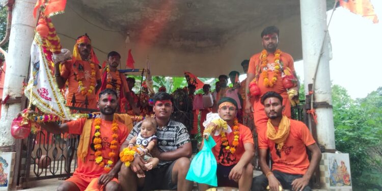 सिलौंडी में कावड़ियों ने नर्मदा जल से किया भगवान शिव शंकर का जलाभिषेक