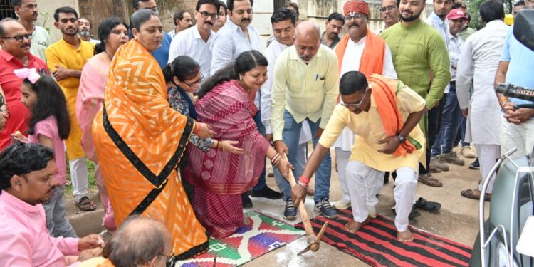 *वीर सावरकर वार्ड में लगभग 81 लाख रुपए की लागत से होने वाले विकास कार्यों का भूमिपूजन संपन्न*  *विभिन्न मार्गों में सड़क निर्माण से नागरिकों को उपलब्ध होगी सुगम आवागमन की व्यवस्था*