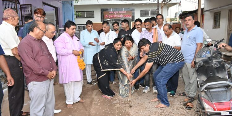 *आचार्य कृपलानी वार्ड माधव नगर में लगभग 15 लाख की लागत से विभिन्न स्थानों में होंगे विकास कार्य* *महापौर,क्षेत्रीय पार्षद एवम् अन्य गणमान्य नागरिकों की मौजूदगी में भूमिपूजन संपन्न*