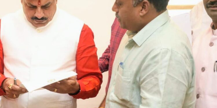देश के केंद्र बिंदु के जीर्णोद्धार और पर्यटन विकास की मांग,विधायक ने मुख्यमंत्री को सौंपा पत्र गुमनामी और उपेक्षा की मार झेल रहा करौंदी स्थित देश का केंद्र बिंदु,डॉ.लोहिया का सपना भी अधूरा, खुद की पहचान बचाने संघर्ष कर रहा केंद्र बिंदु,अब विधायक की पहल से जागी उम्मीद