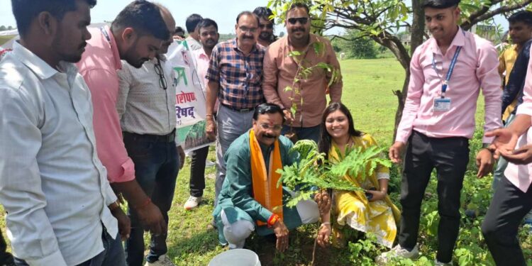 एक पेड़ माँ के नाम अभियान तहत साध्वी जनकल्याण समिति द्वारा डाइट कॉलेज में किया गया वृक्षारोपण कार्यक्रम