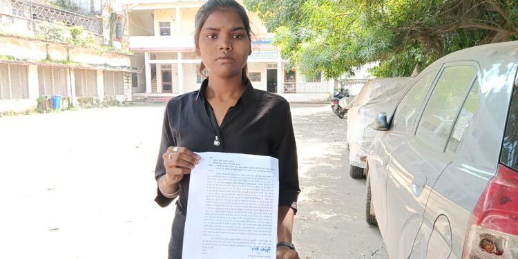 *💥NKJ थाना पुलिस ने नहीं सुनी अनाथ हरिजन लड़की के साथ हुई अभद्रता और जान से मारने की धमकी की शिकायत, अपनी समस्या लेकर पहुंची कोतवाली महिला थाने की शिकायत💥*
