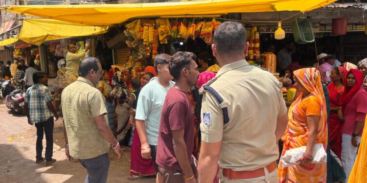 *💥आगामी रक्षा बंधन त्यौहार को ध्यान देते हुए शहर में सड़क व्यवस्थाओ पर ट्रैफ़िक पुलिस एवं नगर निगम अतिक्रमण विभाग की सयुक्त कार्यवाही💥*