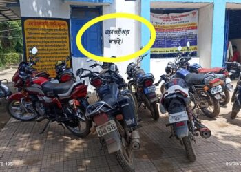 देखकर भी लापरवाही का नजारा,, रीठी सामुदायिक स्वास्थ्य केंद्र,,,,