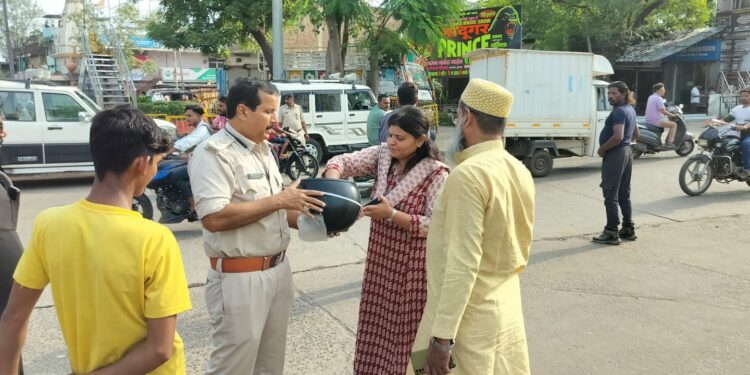 सड़क सुरक्षा अभियान के अंतर्गत हेलमेट न पहनने वाले चालकों के विरुद्ध 52 चालान कर ₹17600 जुर्माना किया गया वसूल…