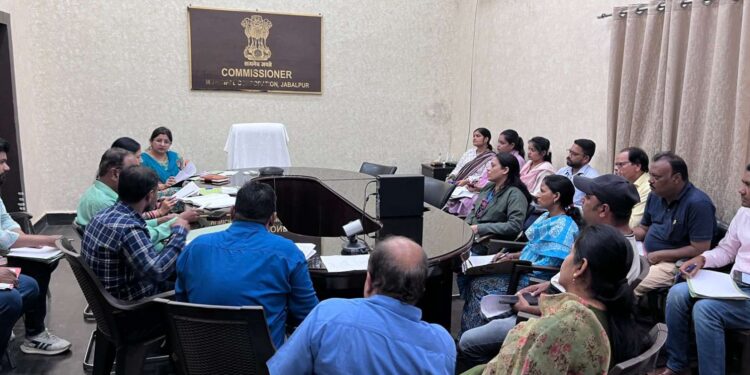 *निगमायुक्त के निर्देशानुसार* *उपायुक्त अंकिता जैन ने समग्र ई-केव्हायसी की प्रगति जानने योजना विभाग की कि समीक्षा* *उपायुक्त ने समग्री ई-केव्हायसी मिशन मोड पर करने अधिकारियों कर्मचारियों को दिये आवश्यक निर्देश* *संबल के अनुग्रह सहायता राशि के प्रकरणों को समय सीमा में करने दिये निर्देश*