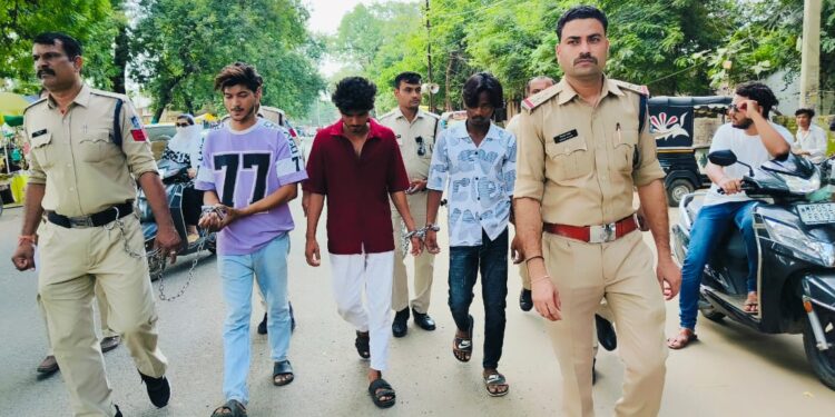 सिटी कोतवाली पुलिस की सक्रियता से घटना को अंजाम देने वाले आरोपी हुए गिरफ्तार, आरोपियों ने मारपीट का बनाया था वीडियो.!शराब के लिए अड़ीबाजी कर चप्पलों से पीटने वाले आरोपियों को न्यायालय ने भेजा जेल..वीडियो