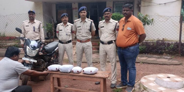 गांजे की खेप लेकर बिलहरी चौकी क्षेत्र में घूम रहा था आदतन तस्कर बिलहरी पुलिस ने ढाई किलो गांजे सहित दबोचा बाइक और गांजा जब्त