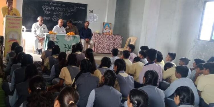 नगर में पर्यावरण संरक्षण के लिए जागरुक कर रहे हैं.. डॉक्टर हुकम सिंह(देश प्रेमी)