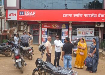 बैंक खुलते ही 5 नकाबपोशों ने करोड़ो डकैती की