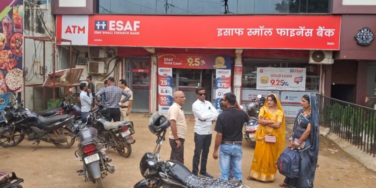 बैंक खुलते ही 5 नकाबपोशों ने करोड़ो डकैती की
