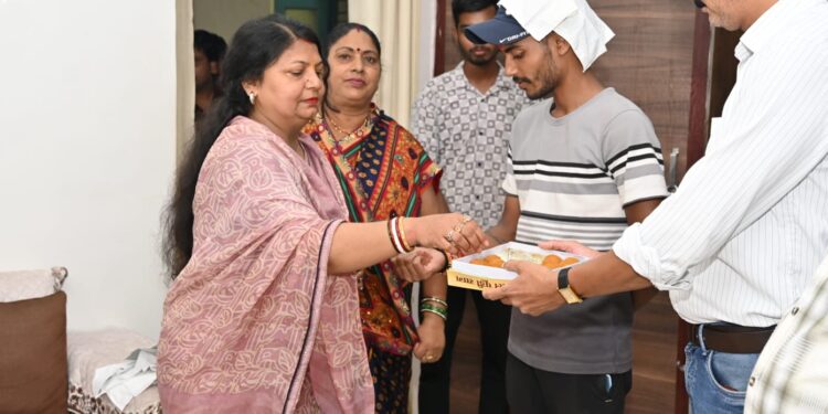 महापौर श्रीमती सूरी ने निगम के स्वच्छता मित्रों की कलाई पर राखी बांधकर दिया समरसता और भाईचारे का संदेश* *एक-दूसरे के सम्मान व सहयोग से ही समाज आगे बढ़ता है : महापौर*