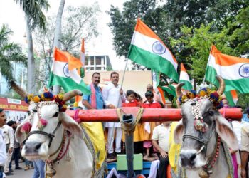 *म.प्र. शासन द्वारा जारी दिशा निर्देशों के अनुरूप महापौर के नेतृत्व में नगर निगम ने निकाली तिरंगा यात्रा*  *सैंकड़ों की संख्या में गणमान्यजनों के साथ जनप्रतिनिधियों, दिव्यांगजनों, नेत्रहीन विद्यालय की छात्राएॅं, अधिकारियों, कर्मचारियों ने तिरंगा यात्रा में लिया बढ़चढ़कर भाग*
