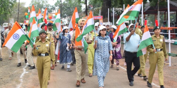 कलेक्टर,एसपी के नेतृत्व में पुलिस ग्राउंड से भव्य हर घर तिरंगा रैली का हुआ आयोजन, बच्चों में दिखा जोश और उत्साह…