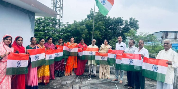 पार्षद निर्मला राय ने हर घर तिरंगा अभियान के तहत अपने घर पर फहराया तिरंगा और वार्डवासियों को तिरंगा वितरण भी किया …