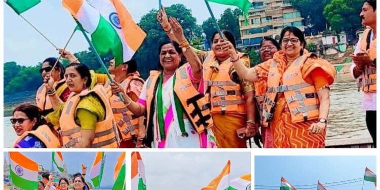देशभक्ति की लहरों से गूंज उठा सेठानी घाट,नाव पर सवार होकर निकाली गई भव्य तिरंगा यात्रा …