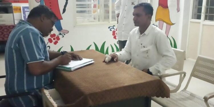 अनुसूचित जनजाति के सरपंच पर हासिया से हमला,,,