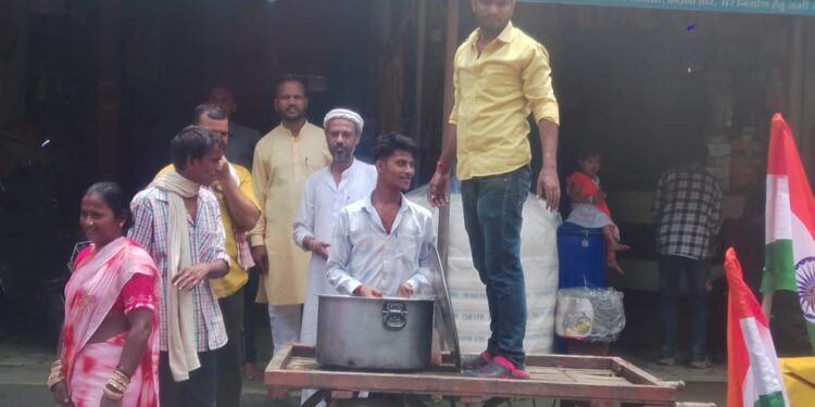 सिलौंडी स्वर्गीय कमलेश राय की स्मृति में 50 किलो ग्राम बूंदी का वितरण